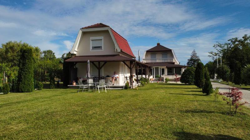 Ferienhaus Am Plattensee Balatonmariafurdo Exterior foto