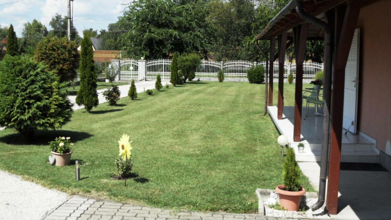 Ferienhaus Am Plattensee Balatonmariafurdo Exterior foto